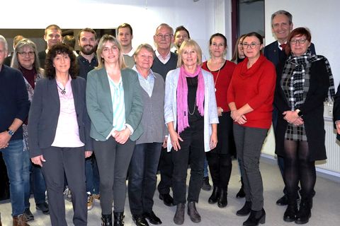 Die anwesenden ausgezeichneten Blutspender/innen 2020, 2021 und 2023 mit Bürgermeister Dr. Ralf Göck und der ehemaligen, langjährigen DRK-Vorsitzenden Dagmar Fritz (re.), die beide für ihre 50. Blutspende ausgezeichnet wurden.