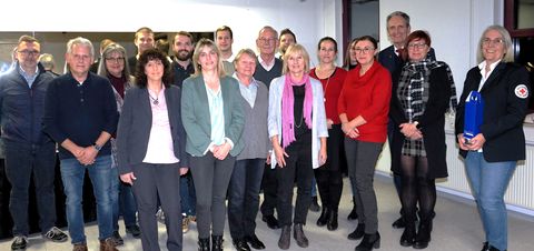 Die anwesenden ausgezeichneten Blutspender/innen 2020, 2021 und 2023 mit Bürgermeister Dr. Ralf Göck und der ehemaligen, langjährigen DRK-Vorsitzenden Dagmar Fritz (re.), die beide für ihre 50. Blutspende ausgezeichnet wurden.