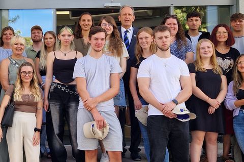 Zum Start des neuen Ausbildungsjahres begrüßen Bürgermeister Dr. Göck und Anna-Lena Schneider die Auszubildenden, Praktikanten/innen und FSJ-ler/innen im Rathaus. 