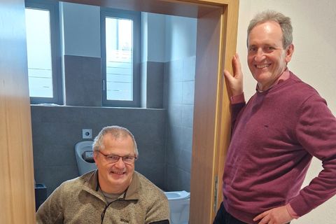 Behindertenbeauftragter Rudi Bamberger und Bürgermeister Dr. Ralf Göck auf der Baustelle im Rathaus