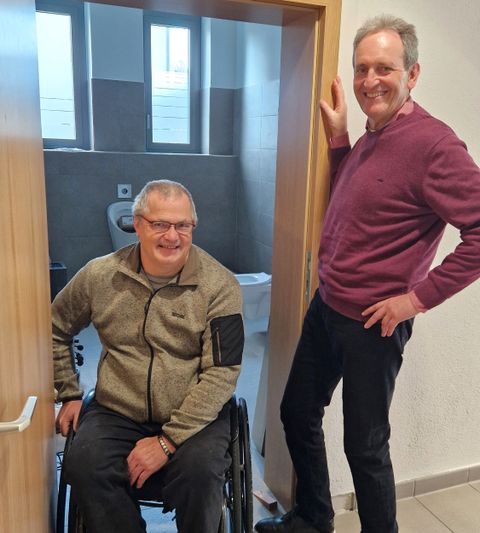 Behindertenbeauftragter Rudi Bamberger und Bürgermeister Dr. Ralf Göck auf der Baustelle im Rathaus