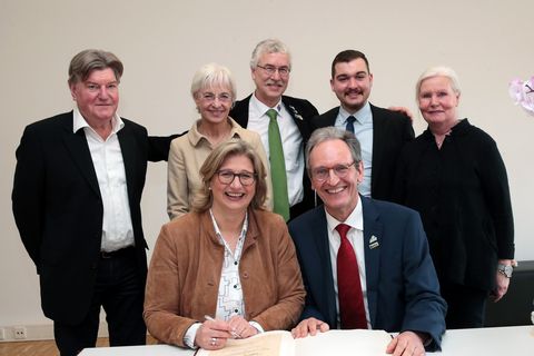 Gemeinderat Wolfram Gothe (CDU), Kreis- und Gemeinderätin Claudia Stauffer (FW), Gemeinderat Peter Frank (GLB) sowie die Gemeinderäte Gabriele Rösch und Selcuk Gök (beide SPD) stehen hinter Anke Rehlinger und Bürgermeister Dr. Ralf Göck.