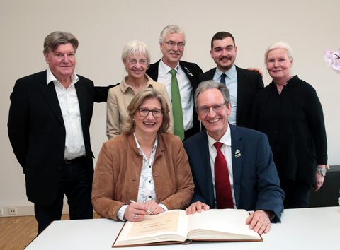 Gemeinderat Wolfram Gothe (CDU), Kreis- und Gemeinderätin Claudia Stauffer (FW), Gemeinderat Peter Frank (GLB) sowie die Gemeinderäte Gabriele Rösch und Selcuk Gök (beide SPD) stehen hinter Anke Rehlinger und Bürgermeister Dr. Ralf Göck.