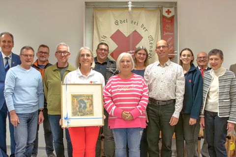 Bürgermeister Dr. Ralf Göck (li.) zeichnete zusammen mit Michael Bartonek (3. v. re.) und Prof. Patrick Wuchter (re.) die Jubiläums-Blutspenderinnen und -spender aus.