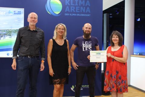 von links nach rechts: Lothar Eisenmann (Geschäftsführer am ifeu), Birgit Keuter und Sebastian Köppe (Marion-Dönhoff-Realschule), Birgit Sehls (Klimaschutzmanagerin Gemeinde Brühl)