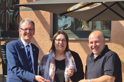 Bürgermeister Dr. Ralf Göck und Isabelle Benkart bei der Schlüsselübergabe am 1. Juni mit Vermieter Athanasios Kosmadakis
