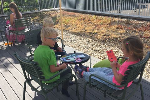 Basteln auf der Terrasse der Gemeindebücherei