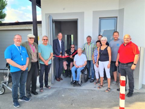 Die kleine Einweihungszeremonie geriet zum kommunalpolitischen Ereignis, das auch vier Gemeinderäte/innen besuchten: Rene Unholz, Karl Beck, GR Klaus Pietsch, Wolfgang Eppel, GR Wolfram Gothe, GRin Ursula Calero, Kai Rill, GRin Claudia Stauffer, Marcus Sc