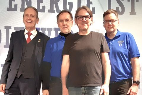 Die Aktiven auf der Bühne v.l.n.r: Bürgermeister Dr. Ralf Göck, Hans Kasper (AG Erneuerbare Energien), Carsten Herbert, Thomas Bechtel (AG Erneuerbare Energien)