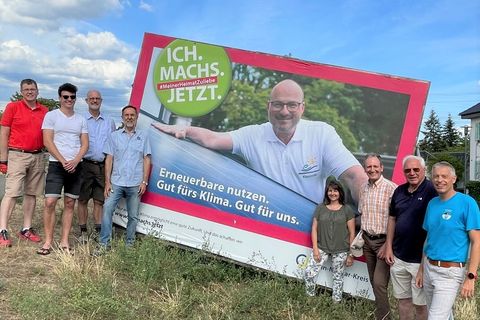 Mit der Brühler Klimaschutz AG „Erneuerbare Energien“ um ihren Sprecher Helmut Sprengel (re.) trafen sich Klimaschutzmanagerin Birgit Sehls, Bürgermeister Dr. Ralf Göck und sein Vertreter Hans Hufnagel (v.l.n.r.) vor dem Plakat „Ich mach mit“ an der Schwe