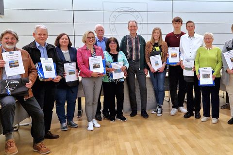 (v.li.n.re.) Wolfgang Huff, Klaus Gredel, Simone Drescher, Fiona Rick, Peter und Renate Barthel, Stefanie Heimann, Daniel Schubert für Sylvia Hamann, Jorg Brixner für Ehefrau Judith, Sigrid Schönecker, Gabriele Alscher, Marion Tropf, Klaus Treiber und Gab