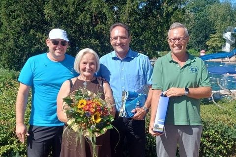 Blumenstrauß, eine Saisonkarte für die nächste Freibadsaison und ein Fotohandtuch vom Freibad gab es für Frau Pfister vom stellv. Bürgermeister Bernd Kieser (Mitte), Bäderleiter Patrick Berndt (li.) und Dirk Faulhaber, Sachgebietsleiter Bäder (re.)