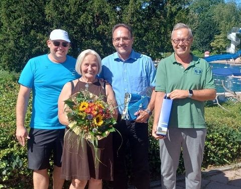Blumenstrauß, eine Saisonkarte für die nächste Freibadsaison und ein Fotohandtuch vom Freibad gab es für Frau Pfister vom stellv. Bürgermeister Bernd Kieser (Mitte), Bäderleiter Patrick Berndt (li.) und Dirk Faulhaber, Sachgebietsleiter Bäder (re.)