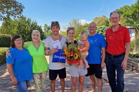 Vor der schön angelegten Badanlage gratulierte Bürgermeister Dr. Ralf Göck den 75000. Badegästen Miriam und Levi Rauschenberg sowie Clemens Rinderknecht (Mitte).