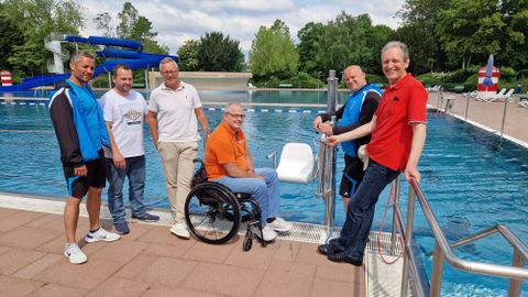 Bürgermeister Dr. Ralf Göck, Bäderleiter Patrick Berndt, Behindertenbeauftragter Rudi Bamberger, Dirk Faulhaber und Kai Rill von der Gemeindeverwaltung und Schwimmmeister Marc Herbel freuen sich über den neuen Becken-Lifter.