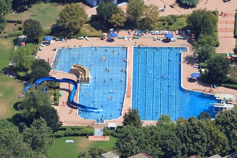 Das Brühler Freibad präsentiert sich wie ein Park mit großen Wasserflächen.