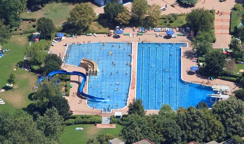 Das Brühler Freibad präsentiert sich wie ein Park mit großen Wasserflächen.