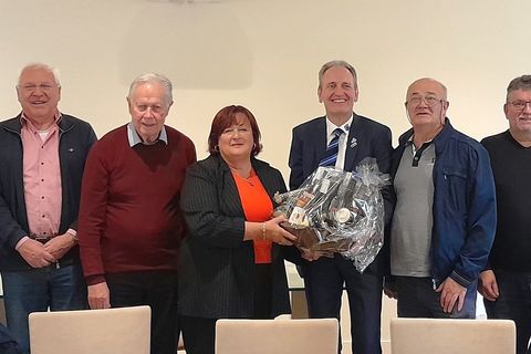 Nach der Partnerschafts-Ausschuss-Sitzung überreichte Brühls Bürgermeister Dr. Ralf Göck einen großen Geschenkkorb an Bürgermeister-Stellvertreterin Odile Hugnet. Die bei der Kulturarbeit Mitarbeitenden Jochen Ungerer, Wolfram Gothe, Claude Novaresio, Han