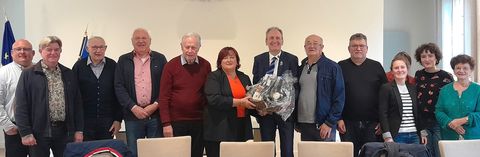 Nach der Partnerschafts-Ausschuss-Sitzung überreichte Brühls Bürgermeister Dr. Ralf Göck einen großen Geschenkkorb an Bürgermeister-Stellvertreterin Odile Hugnet. Die bei der Kulturarbeit Mitarbeitenden Jochen Ungerer, Wolfram Gothe, Claude Novaresio, Han