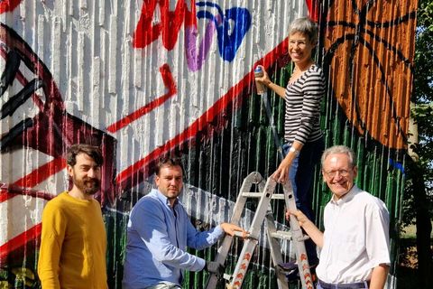 Emanuel Kuderna, Florian Feigenbutz und Bürgermeister Dr. Ralf Göck (v.l.n.r.) halten die Leiter für „Sprayerin“ Alexandra Halkenhäuser