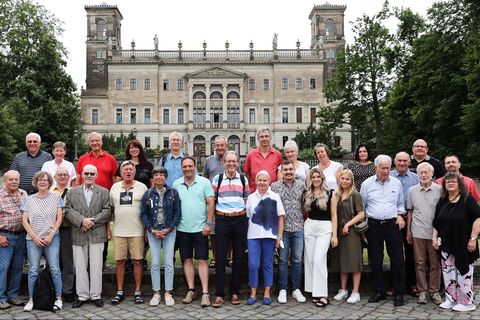 Vor Schloss Albrechtsberg gab es das obligatorische Gruppenfoto 