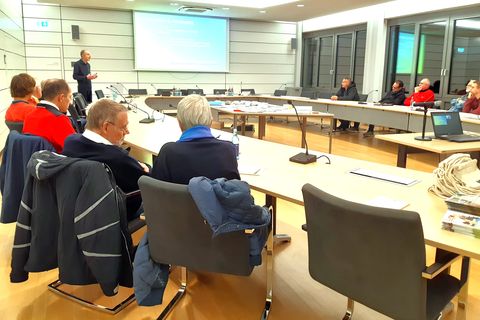 KLIBA Energieberater Dr. Thomas Fischer bei seinem Vortrag im Sitzungssaal des Rathauses