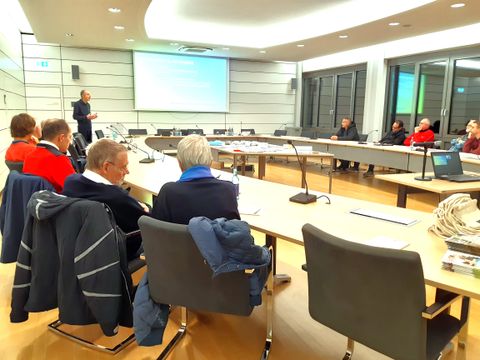 KLIBA Energieberater Dr. Thomas Fischer bei seinem Vortrag im Sitzungssaal des Rathauses