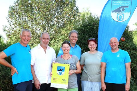 Helmut Sprengel (Vorstand Hellas), Holger Voigt, Geschäftsführer des Badischen Schwimmverbandes, Kursleiterin Silke Will, Bürgermeister Dr. Ralf Göck, Karla Leideck-Klein (Vorstand Hellas) und Bäderleiter Patrick Berndt