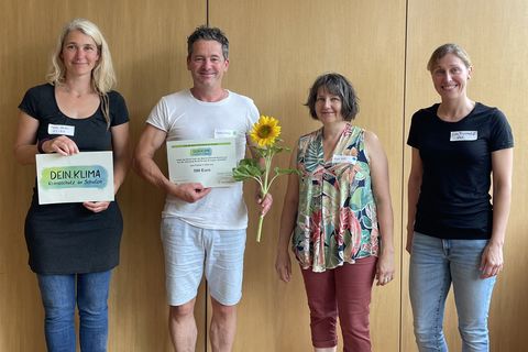 Sonnige Stimmung – Thorsten Werner und Klimaschutzmanagerin Birgit Sehls freuen sich über die Geldprämie für die Marion-Dönhoff-Realschule
