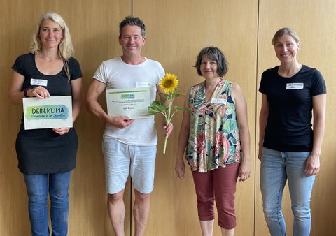 Sonnige Stimmung – Thorsten Werner und Klimaschutzmanagerin Birgit Sehls freuen sich über die Geldprämie für die Marion-Dönhoff-Realschule