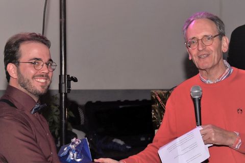 Bürgermeister Dr. Ralf Göck gratulierte Mika Henk zum 22. Geburtstag des Jugendgemeinderates.