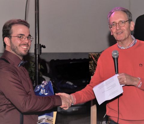 Bürgermeister Dr. Ralf Göck gratulierte Mika Henk zum 22. Geburtstag des Jugendgemeinderates.