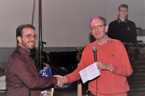 Bürgermeister Dr. Ralf Göck gratulierte 2022 Jugendgemeinderat Mika Henk stellvertretend zum 22. Geburtstag des Jugendgemeinderates, rechts oben Jugendgemeinderat Arthur Böhme, der 2024 wieder kandidiert.