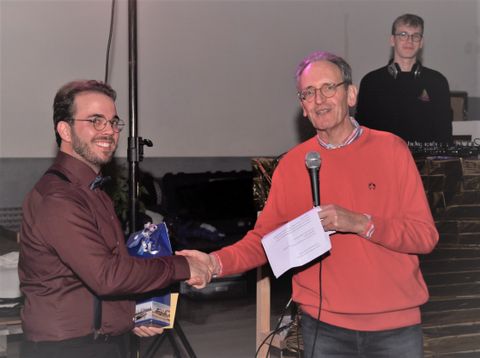 Bürgermeister Dr. Ralf Göck gratulierte 2022 Jugendgemeinderat Mika Henk stellvertretend zum 22. Geburtstag des Jugendgemeinderates, rechts oben Jugendgemeinderat Arthur Böhme, der 2024 wieder kandidiert.