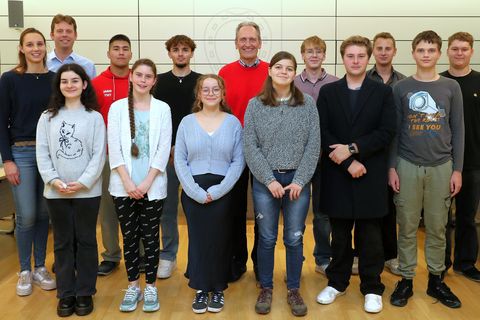 Bei der Verpflichtung der neuen Jugendgemeinderäte freuen sich (v. l.) deren Ansprechpartnerin im Rathaus Anna-Lena Schneider, der Ehrenvorsitzende Michael Till, dem Göck vorher für die gute Unterstützung im Vorfeld der Wahl gedankt hatte.