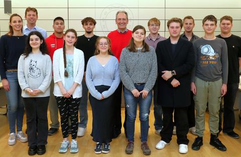 Bei der Verpflichtung der neuen Jugendgemeinderäte freuen sich (v. l.) deren Ansprechpartnerin im Rathaus Anna-Lena Schneider, der Ehrenvorsitzende Michael Till, dem Göck vorher für die gute Unterstützung im Vorfeld der Wahl gedankt hatte.