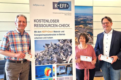 Bürgermeister Dr. Ralf Göck, Birgit Sehls und Nicolai Freiwald präsentieren die Gutscheine, die den Firmen bereits zugegangen sind