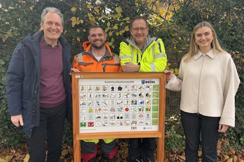 Bürgermeister Dr. Ralf Göck, Vorarbeiter Dennis Riehl, Bauhofleiter Marcus Schütterle, Initiatorin Lena Krug und mit der vom Bauhof Brühl erstellten Tafel auf dem Geierstraße - Spielplatz