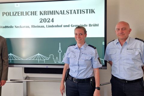 Kriminalrätin Simone Prantl (Mitte) stellt Bürgermeister Dr. Ralf Göck zusammen mit dem Leiter des Polizeipostens Brühl, Marco Gasteiger (re.) die Kriminalitätsstatistik 2024 vor