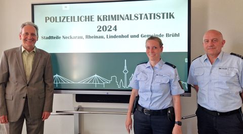 Kriminalrätin Simone Prantl (Mitte) stellt Bürgermeister Dr. Ralf Göck zusammen mit dem Leiter des Polizeipostens Brühl, Marco Gasteiger (re.) die Kriminalitätsstatistik 2024 vor