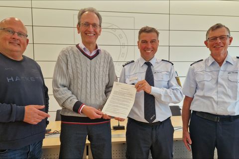 v.l.n.re: Sichtlich zufrieden mit der Kriminalitätsentwicklung 2021 in Brühl sind Ordnungsamtsleiter Jochen Ungerer, Bürgermeister Dr. Ralf Göck, Armin Öchsner, Interims-Polizeichef des Polizeireviers Mannheim-Neckarau, sowie Polizeihauptkommissar Alfred 
