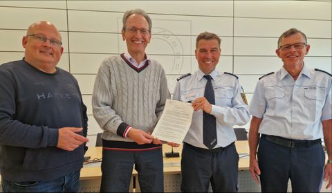 v.l.n.re: Sichtlich zufrieden mit der Kriminalitätsentwicklung 2021 in Brühl sind Ordnungsamtsleiter Jochen Ungerer, Bürgermeister Dr. Ralf Göck, Armin Öchsner, Interims-Polizeichef des Polizeireviers Mannheim-Neckarau, sowie Polizeihauptkommissar Alfred 