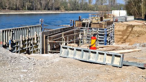 Die Leimbachbrücke wird auf zwei Betonpfeilern liegen und im Sommer fertig sein