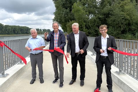 Dietrich Herold, Dr. Ralf Göck, Peter Schneider und Jörg Vogel geben die Brücke frei und durchtrennen symbolisch das rote Band