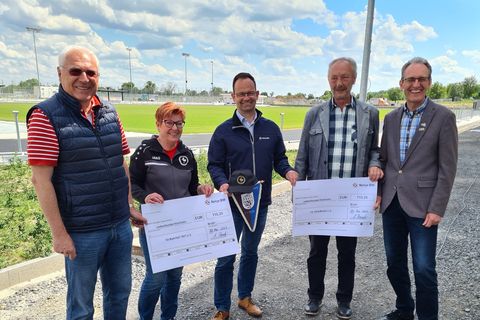 Hans Hufnagel, Elke Schwenzer, Andreas Stampfer, Karl-Heinz Knoll und Bürger-meister Dr. Ralf Göck bei der Spendenübergabe auf der Baustelle des neuen FV Stadions 