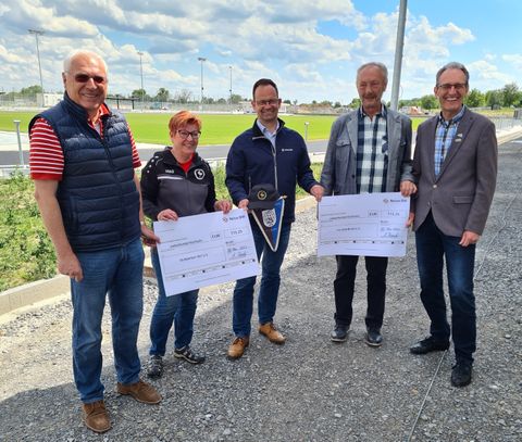Hans Hufnagel, Elke Schwenzer, Andreas Stampfer, Karl-Heinz Knoll und Bürger-meister Dr. Ralf Göck bei der Spendenübergabe auf der Baustelle des neuen FV Stadions 
