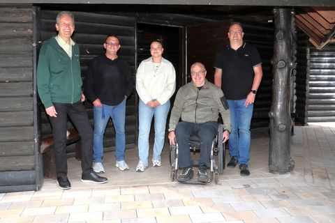 Der neue barrierefreie Grillhüttenzugang – eine gelungene Sanierungsmaßnahme sind sich die Beteiligten einig: v. r. n. li. Timo Laibach, Rudi Bamberger, Fenya Walther, Alexander Stern (Grillhütten-Hausmeister), Dr. Ralf Göck