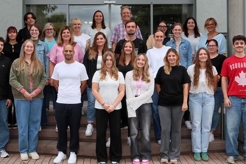 Zum Start des neuen Ausbildungsjahres begrüßen Bürgermeister Dr. Göck und Anna-Lena Schneider die Auszubildenden, Praktikanten/innen und FSJ-ler/innen im Rathaus. 