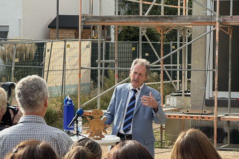 Bürgermeister Dr. Ralf Göck bei seiner Ansprache