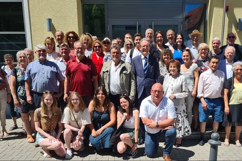 Vor der Festhalle trafen sich alle Gäste und Gastgeber zum Gruppenfoto.